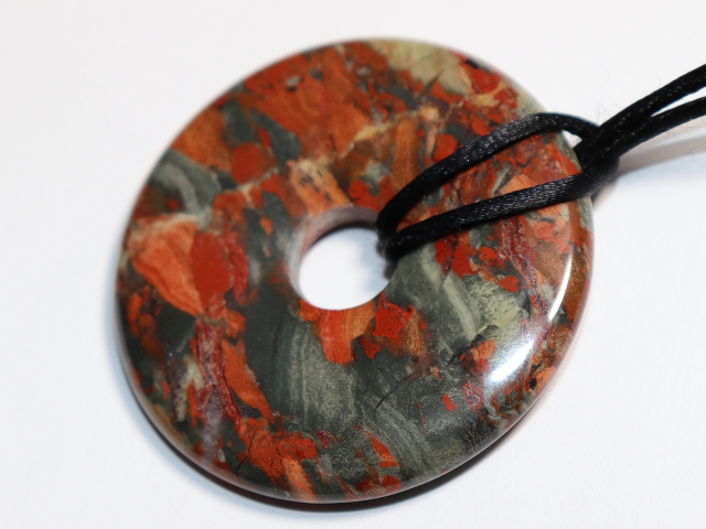 Vulkanjaspis mit Band