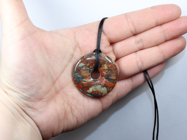 Vulkanjaspis mit Band