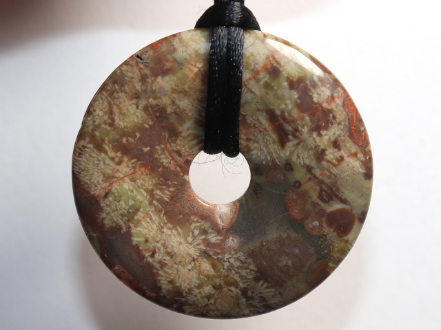 Korallenjaspis mit Band