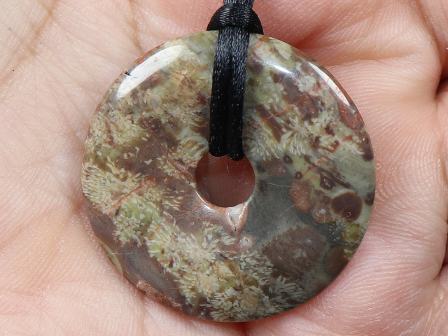 Korallenjaspis mit Band