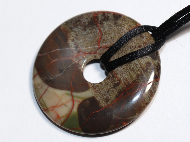 Korallenjaspis mit Band