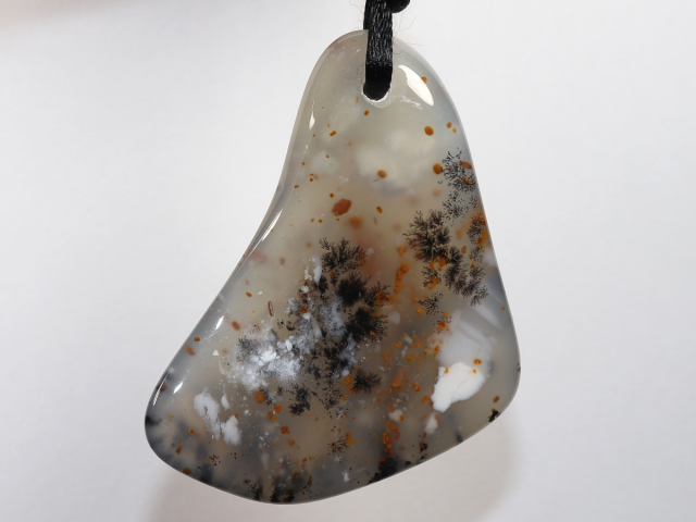 Dendritenchalcedon mit Band
