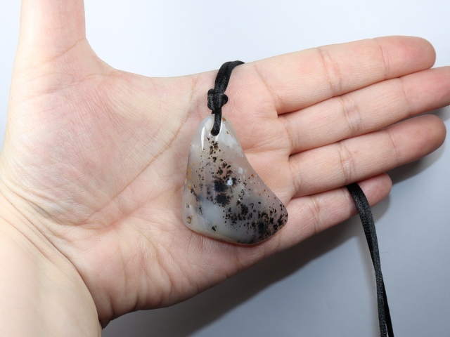 Dendritenchalcedon mit Band