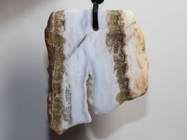 Chalcedon mit Band