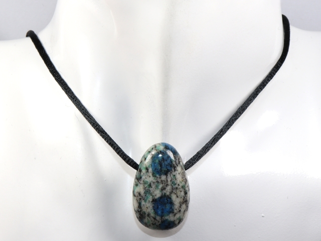 Azurit in Granit mit Band oder Silber 925