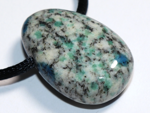 Azurit in Granit mit Band oder Silber 925