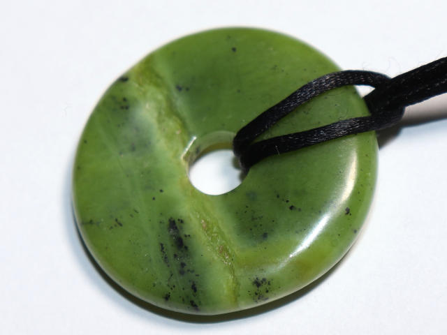 Nephrit mit Band