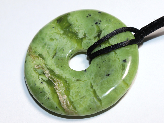 Nephrit mit Band