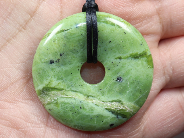 Nephrit mit Band