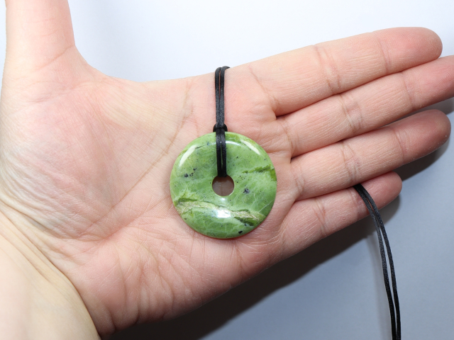 Nephrit mit Band