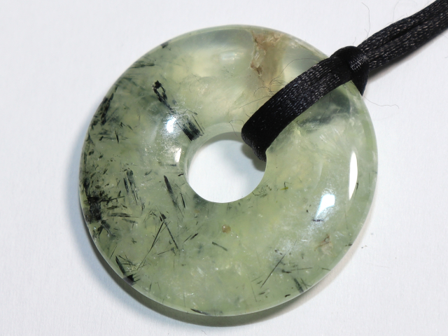 Prehnit mit Epidot mit Band