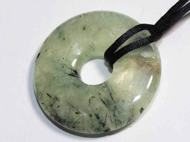 Prehnit mit Epidot mit Band