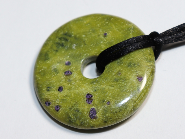 Stichtit in Serpentin mit Band