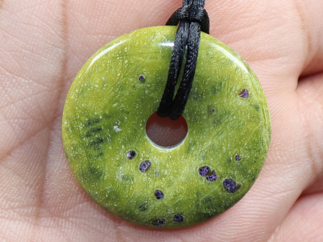 Stichtit in Serpentin mit Band