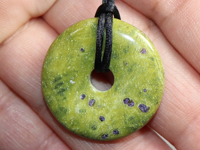 Stichtit in Serpentin mit Band