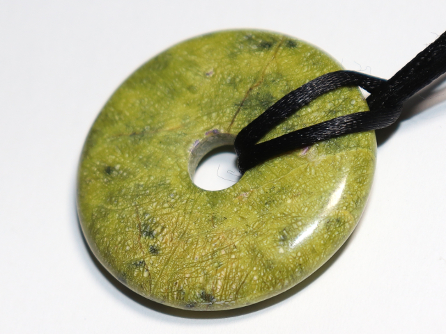 Stichtit in Serpentin mit Band