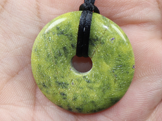 Stichtit in Serpentin mit Band