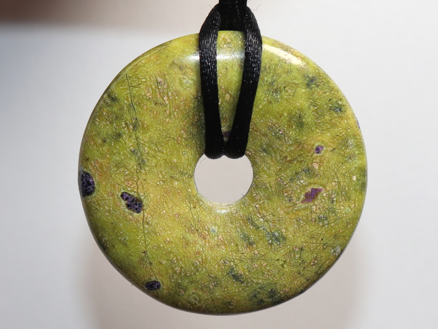 Stichtit in Serpentin mit Band