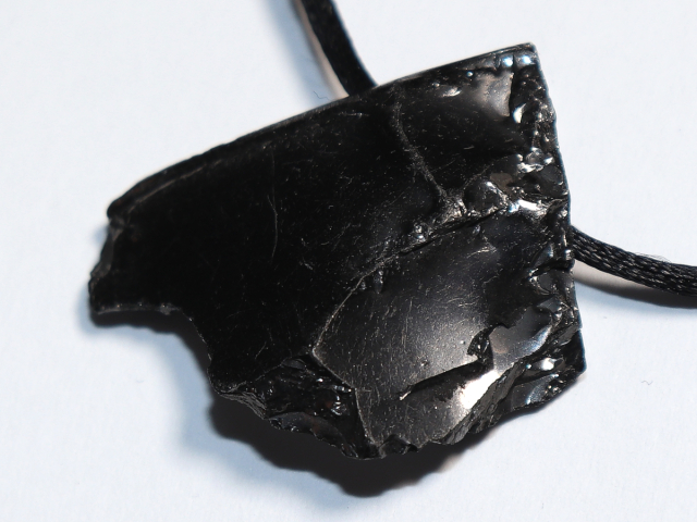 Edel-Shungit mit Band oder Silber 925