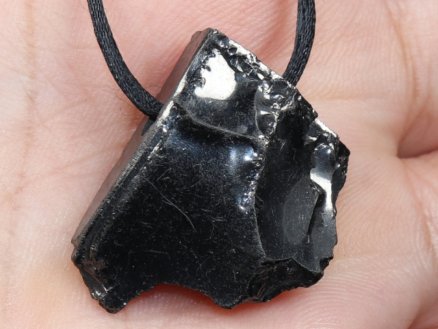 Edel-Shungit mit Band oder Silber 925