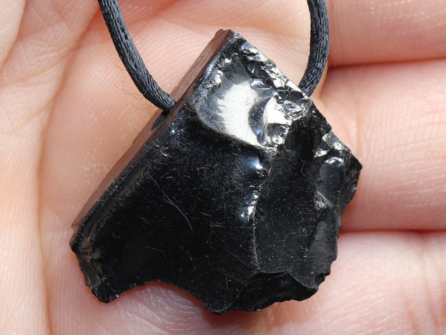 Edel-Shungit mit Band oder Silber 925