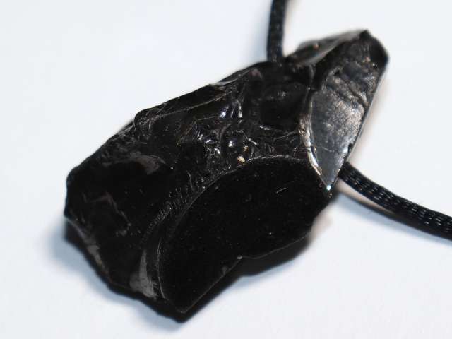 Edel-Shungit mit Band oder Silber 925