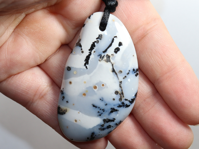 Dendritenopal mit Band