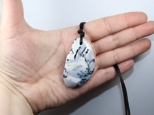 Dendritenopal mit Band