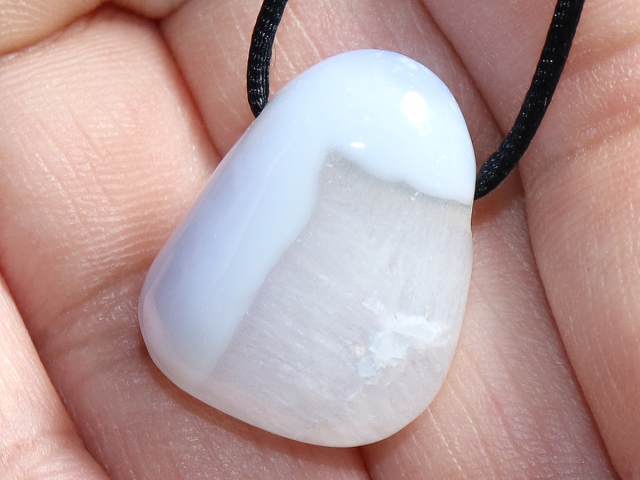 Chalcedon mit Band oder Silber 925