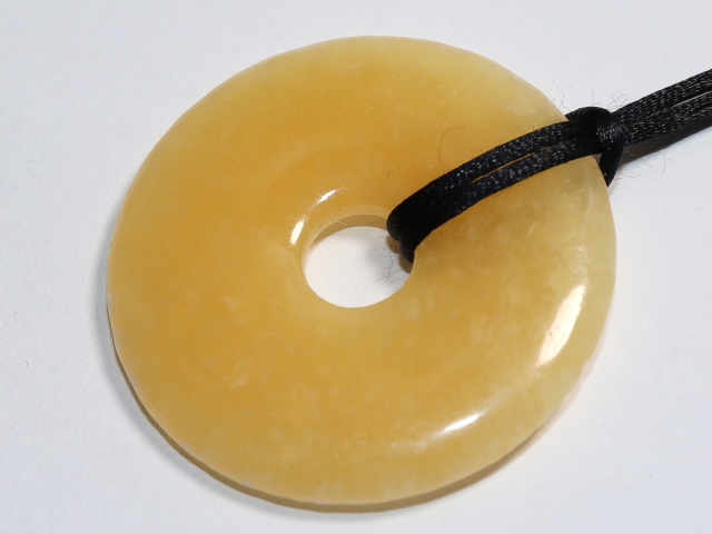 Orangencalcit mit Band