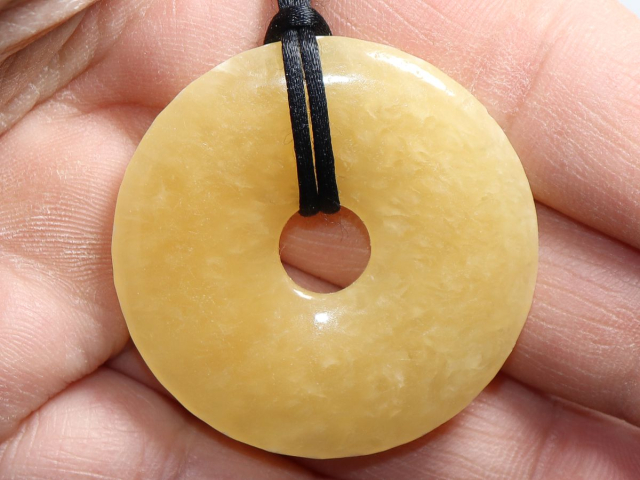 Orangencalcit mit Band