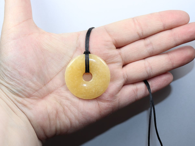 Orangencalcit mit Band