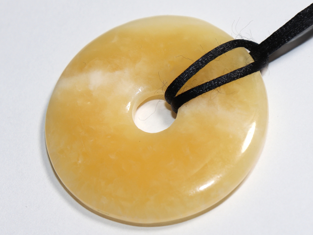 Orangencalcit mit Band