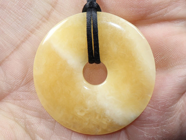 Orangencalcit mit Band