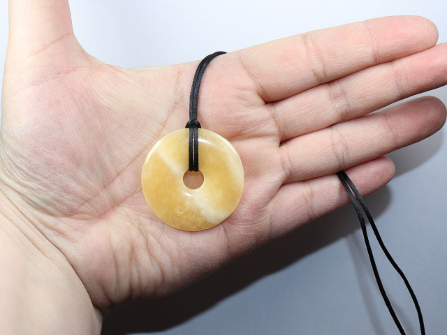 Orangencalcit mit Band