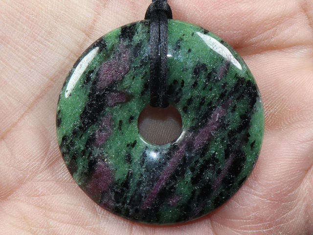 Rubin in Zoisit mit Band