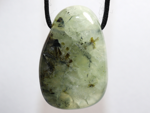 Preview: Prehnit mit Epidot mit Band oder Silber 925