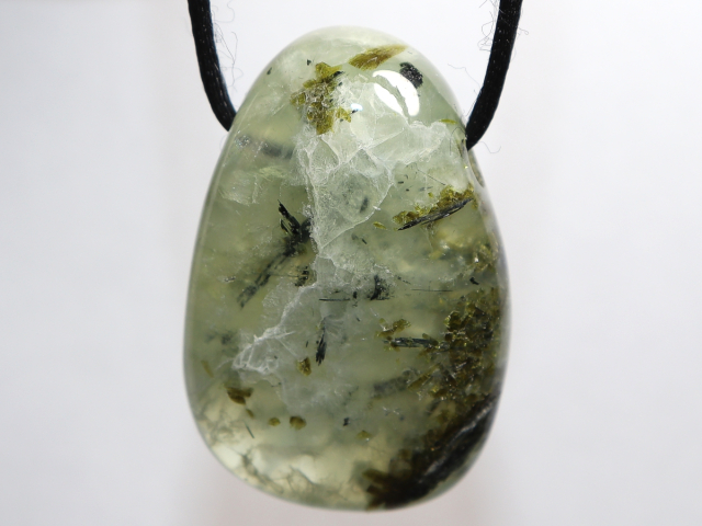 Preview: Prehnit mit Epidot mit Band oder Silber 925