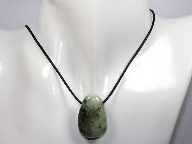 Preview: Prehnit mit Epidot mit Band oder Silber 925