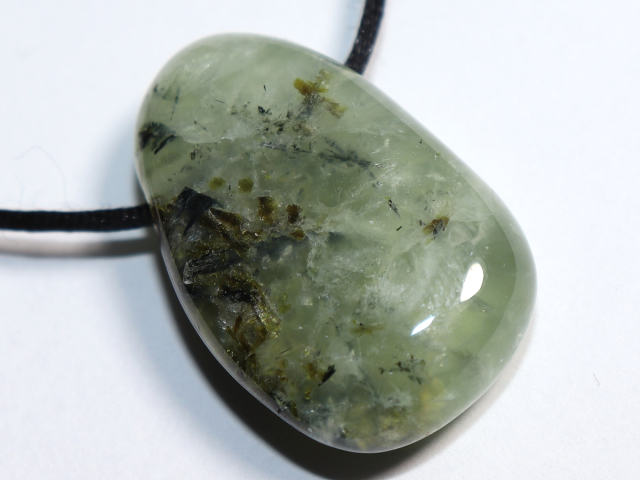 Prehnit mit Epidot mit Band oder Silber 925