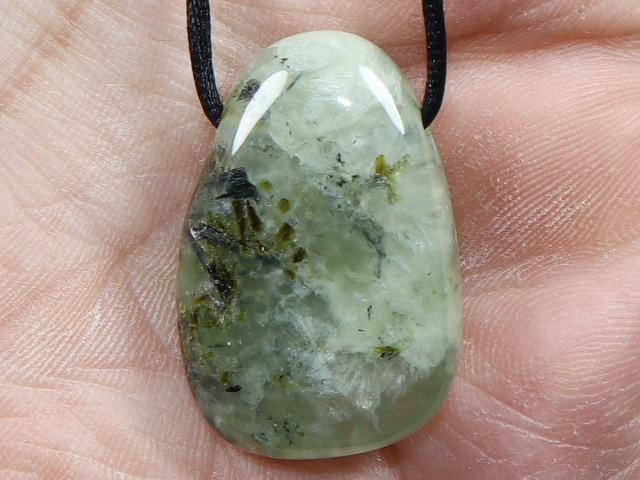 Prehnit mit Epidot mit Band oder Silber 925