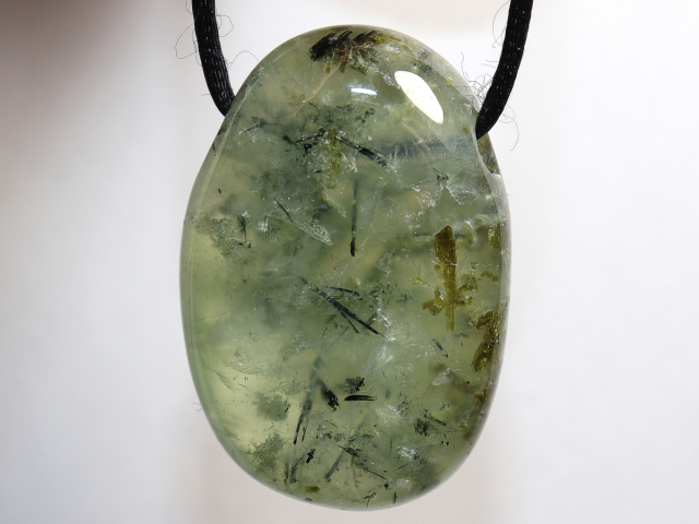 Prehnit mit Epidot mit Band oder Silber 925