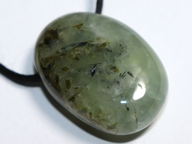 Prehnit mit Epidot mit Band oder Silber 925