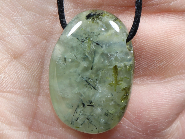 Prehnit mit Epidot mit Band oder Silber 925