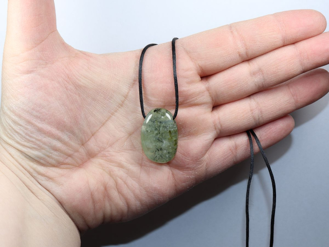 Prehnit mit Epidot mit Band oder Silber 925