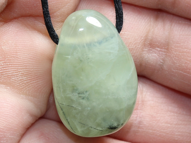 Prehnit mit Epidot mit Band oder Silber 925