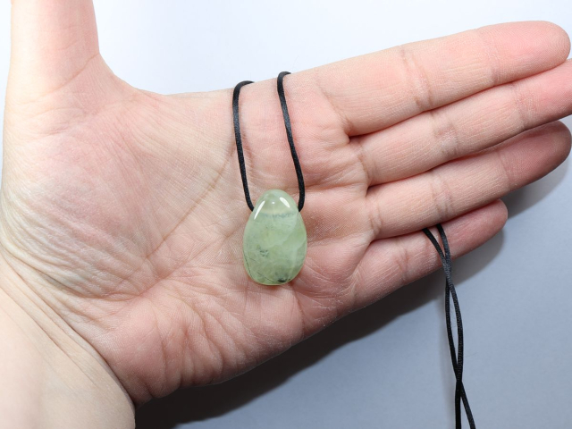 Prehnit mit Epidot mit Band oder Silber 925