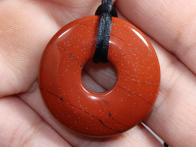 roter Jaspis mit Band