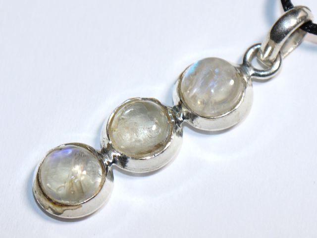 weißer Labradorit mit Band oder Silber 925