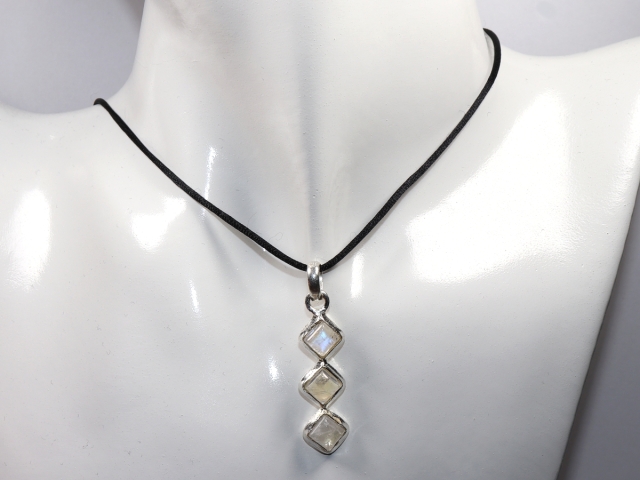 weißer Labradorit mit Band oder Silber 925